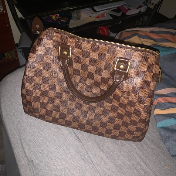 I am selling the Louis Vuitton bag i don’t wear it anymore. - Picture 4 of 4